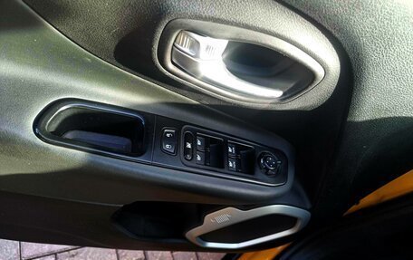 Jeep Renegade I рестайлинг, 2015 год, 2 000 000 рублей, 27 фотография