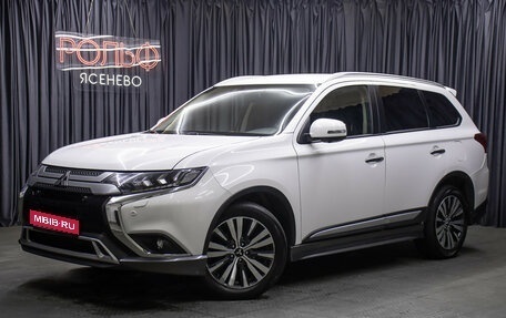 Mitsubishi Outlander III рестайлинг 3, 2018 год, 2 498 000 рублей, 1 фотография