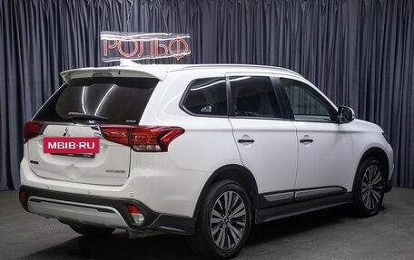 Mitsubishi Outlander III рестайлинг 3, 2018 год, 2 498 000 рублей, 5 фотография
