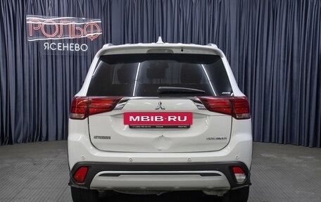 Mitsubishi Outlander III рестайлинг 3, 2018 год, 2 498 000 рублей, 6 фотография