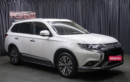 Mitsubishi Outlander III рестайлинг 3, 2018 год, 2 498 000 рублей, 3 фотография