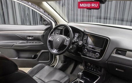 Mitsubishi Outlander III рестайлинг 3, 2018 год, 2 498 000 рублей, 11 фотография