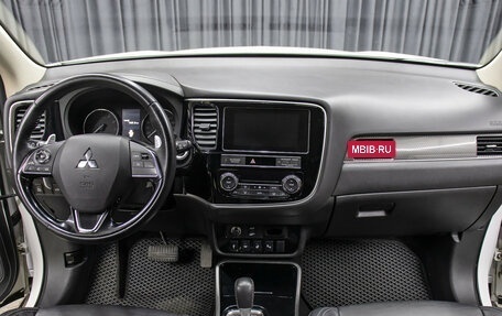 Mitsubishi Outlander III рестайлинг 3, 2018 год, 2 498 000 рублей, 14 фотография