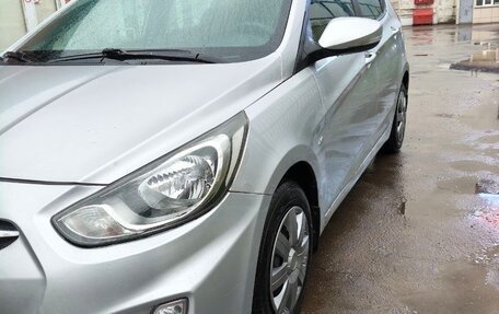 Hyundai Solaris II рестайлинг, 2011 год, 672 000 рублей, 2 фотография
