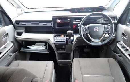 Honda Stepwgn IV, 2021 год, 1 425 000 рублей, 3 фотография