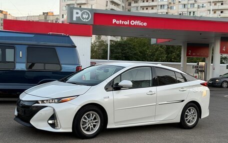 Toyota Prius IV XW50, 2019 год, 2 850 000 рублей, 2 фотография