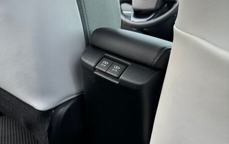 Toyota Prius IV XW50, 2019 год, 2 850 000 рублей, 12 фотография