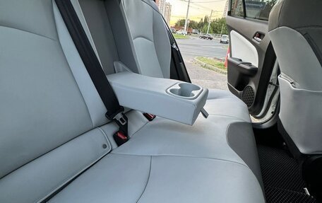 Toyota Prius IV XW50, 2019 год, 2 850 000 рублей, 13 фотография