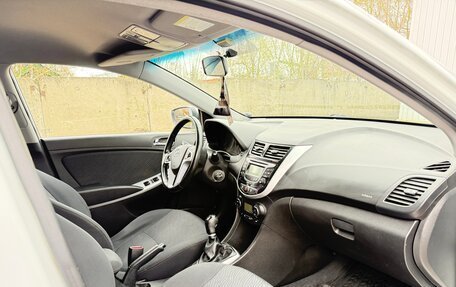 Hyundai Solaris II рестайлинг, 2011 год, 880 000 рублей, 4 фотография