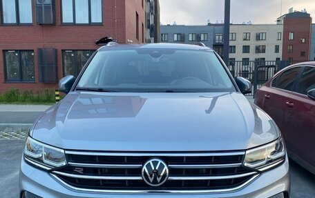 Volkswagen Tiguan II, 2021 год, 2 300 000 рублей, 2 фотография