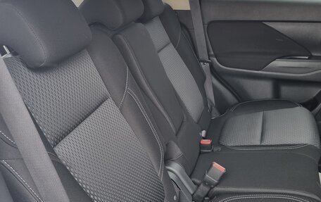 Mitsubishi Outlander III рестайлинг 3, 2021 год, 2 500 000 рублей, 9 фотография