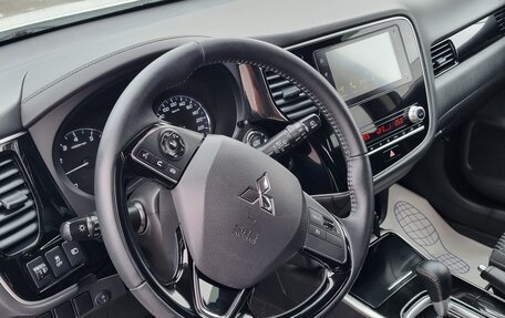 Mitsubishi Outlander III рестайлинг 3, 2021 год, 2 500 000 рублей, 5 фотография