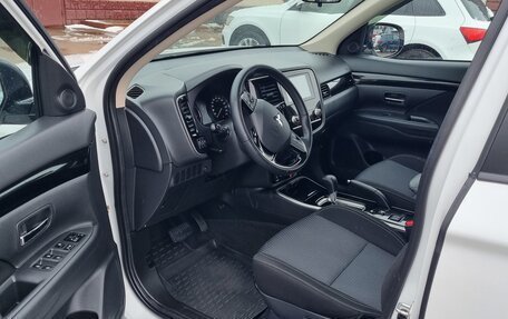 Mitsubishi Outlander III рестайлинг 3, 2021 год, 2 500 000 рублей, 3 фотография