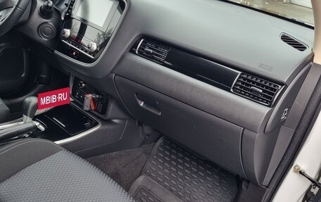 Mitsubishi Outlander III рестайлинг 3, 2021 год, 2 500 000 рублей, 4 фотография