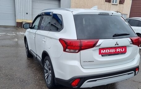 Mitsubishi Outlander III рестайлинг 3, 2021 год, 2 500 000 рублей, 7 фотография