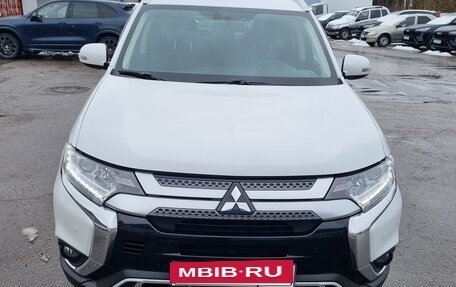 Mitsubishi Outlander III рестайлинг 3, 2021 год, 2 500 000 рублей, 12 фотография