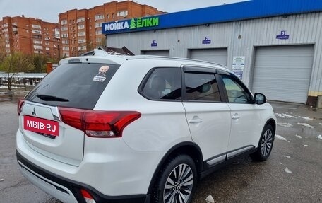 Mitsubishi Outlander III рестайлинг 3, 2021 год, 2 500 000 рублей, 8 фотография