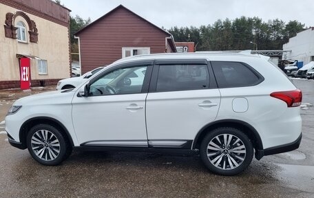 Mitsubishi Outlander III рестайлинг 3, 2021 год, 2 500 000 рублей, 6 фотография