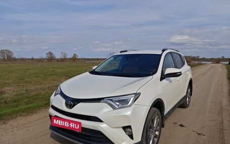 Toyota RAV4, 2017 год, 2 400 000 рублей, 3 фотография