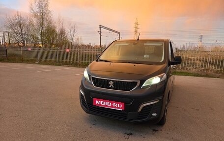 Peugeot Traveller I, 2018 год, 2 500 000 рублей, 2 фотография