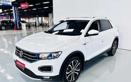 Volkswagen T-Roc I, 2023 год, 1 839 000 рублей, 1 фотография
