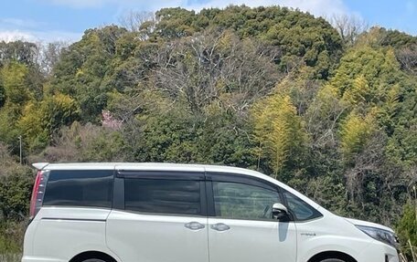 Toyota Noah III, 2019 год, 1 693 000 рублей, 2 фотография