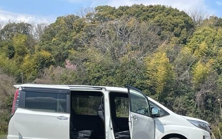 Toyota Noah III, 2019 год, 1 693 000 рублей, 3 фотография