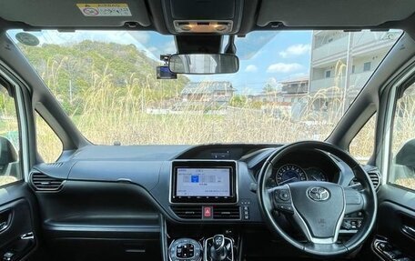 Toyota Noah III, 2019 год, 1 693 000 рублей, 10 фотография