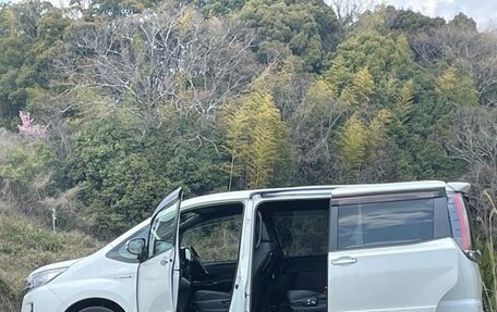 Toyota Noah III, 2019 год, 1 693 000 рублей, 7 фотография