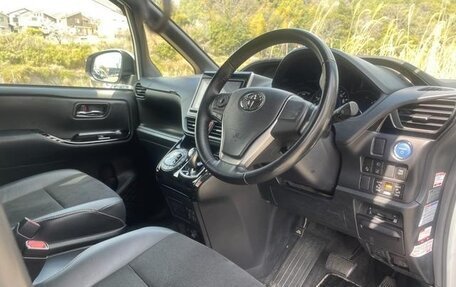 Toyota Noah III, 2019 год, 1 693 000 рублей, 29 фотография