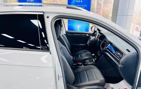 Volkswagen T-Roc I, 2023 год, 1 839 000 рублей, 25 фотография