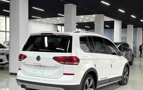 Volkswagen Touran III, 2022 год, 1 400 001 рублей, 6 фотография