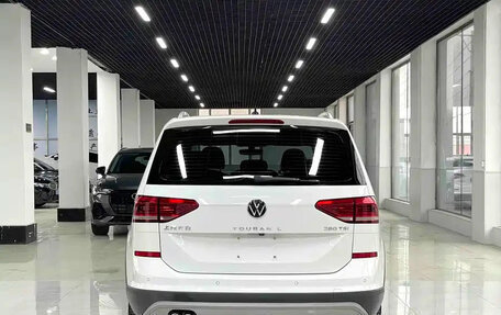 Volkswagen Touran III, 2022 год, 1 400 001 рублей, 5 фотография