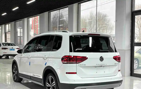 Volkswagen Touran III, 2022 год, 1 400 001 рублей, 4 фотография