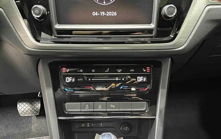 Volkswagen Touran III, 2022 год, 1 400 001 рублей, 10 фотография