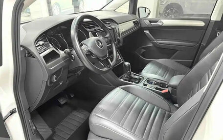 Volkswagen Touran III, 2022 год, 1 400 001 рублей, 7 фотография