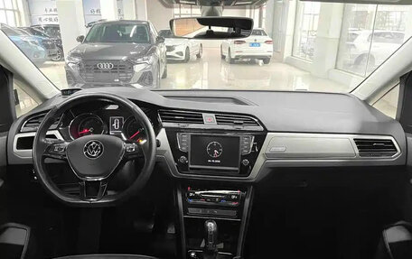 Volkswagen Touran III, 2022 год, 1 400 001 рублей, 9 фотография