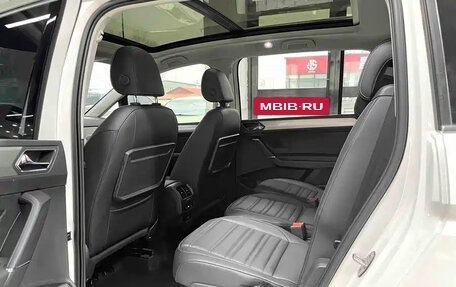 Volkswagen Touran III, 2022 год, 1 400 001 рублей, 11 фотография