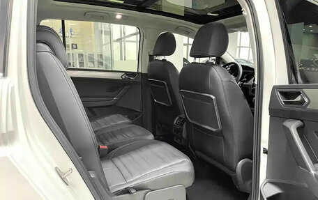 Volkswagen Touran III, 2022 год, 1 400 001 рублей, 14 фотография