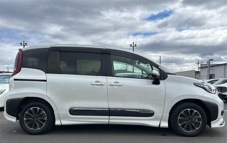 Toyota Sienta, 2022 год, 1 472 000 рублей, 8 фотография