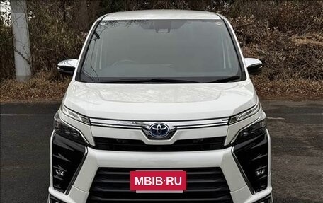 Toyota Voxy III, 2018 год, 1 672 000 рублей, 2 фотография