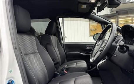 Toyota Voxy III, 2018 год, 1 672 000 рублей, 9 фотография