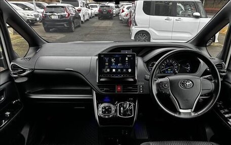 Toyota Voxy III, 2018 год, 1 672 000 рублей, 10 фотография