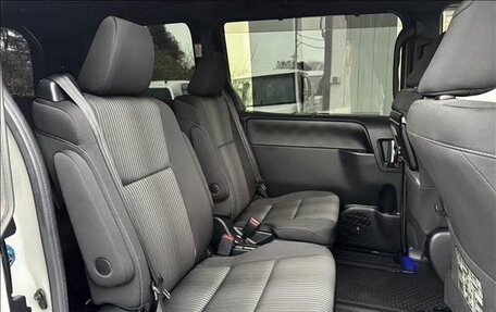 Toyota Voxy III, 2018 год, 1 672 000 рублей, 23 фотография