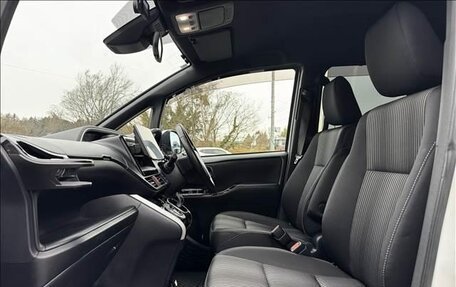 Toyota Voxy III, 2018 год, 1 672 000 рублей, 21 фотография