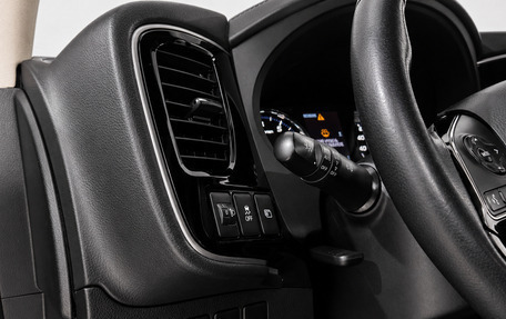 Mitsubishi Outlander III рестайлинг 3, 2019 год, 2 230 000 рублей, 10 фотография