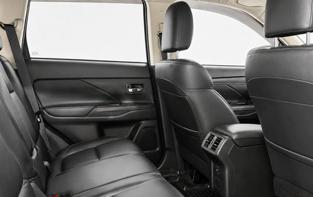 Mitsubishi Outlander III рестайлинг 3, 2019 год, 2 230 000 рублей, 14 фотография