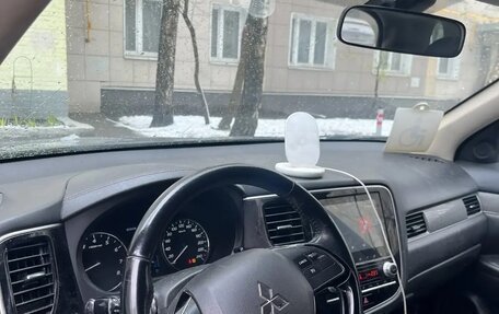 Mitsubishi Outlander III рестайлинг 3, 2022 год, 3 200 000 рублей, 3 фотография