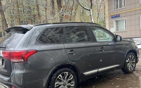 Mitsubishi Outlander III рестайлинг 3, 2022 год, 3 200 000 рублей, 5 фотография