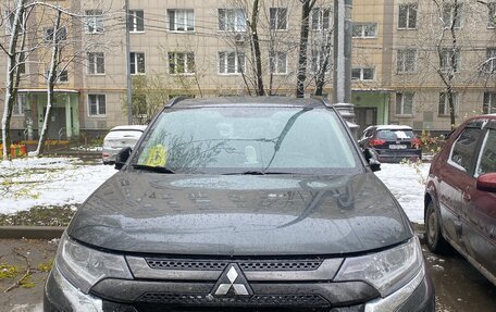 Mitsubishi Outlander III рестайлинг 3, 2022 год, 3 200 000 рублей, 9 фотография